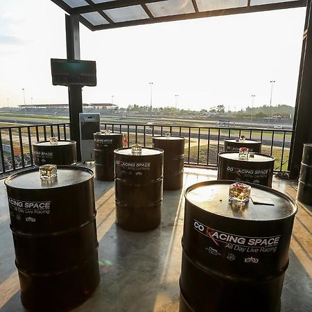 Bric Box Hotel Buriram Bagian luar foto
