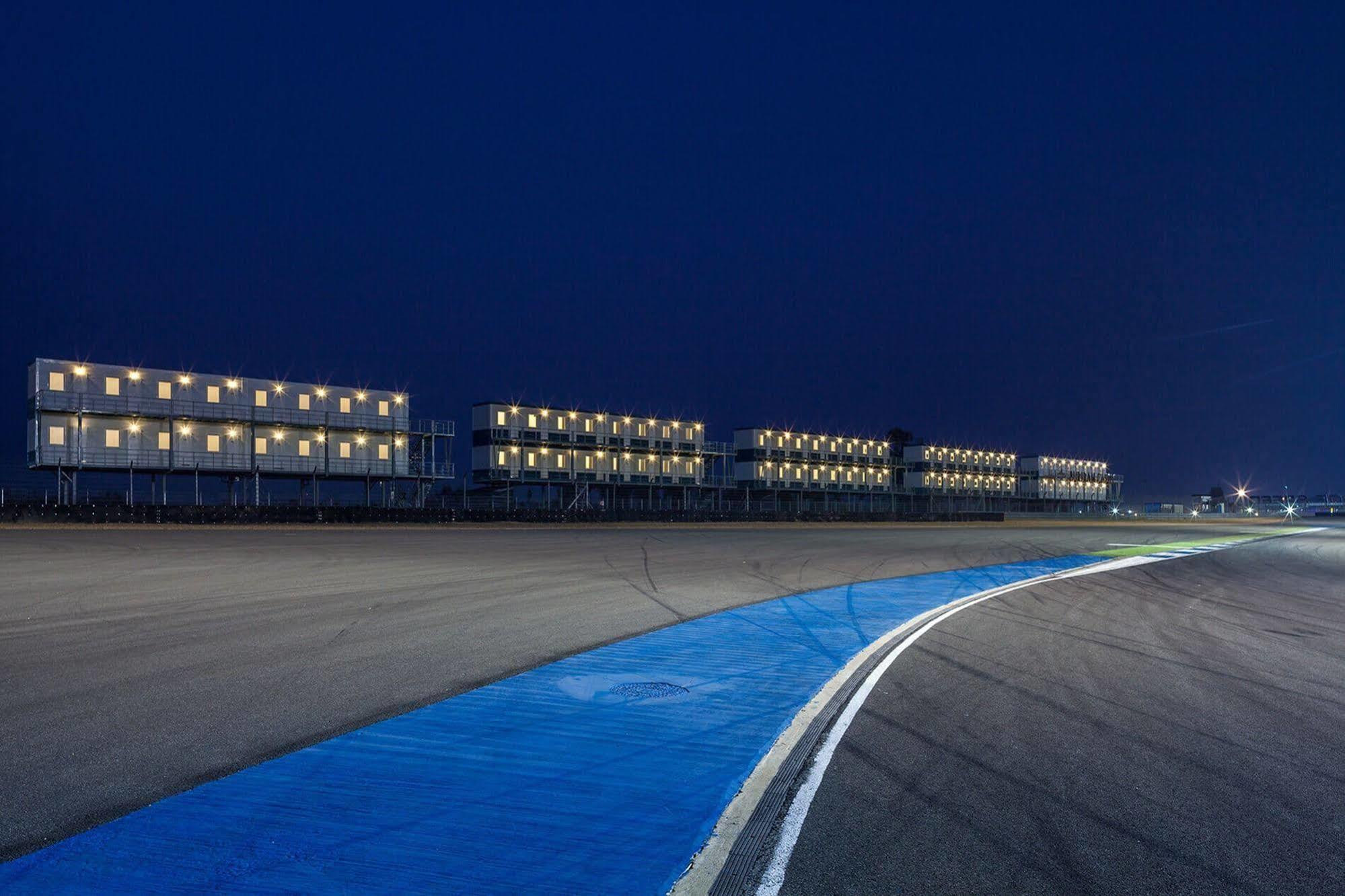 Bric Box Hotel Buriram Bagian luar foto