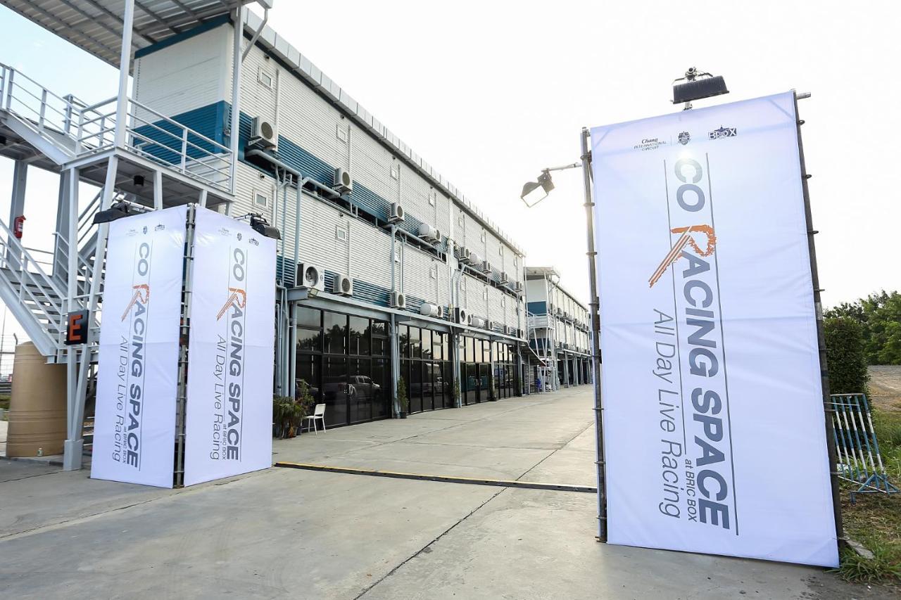 Bric Box Hotel Buriram Bagian luar foto