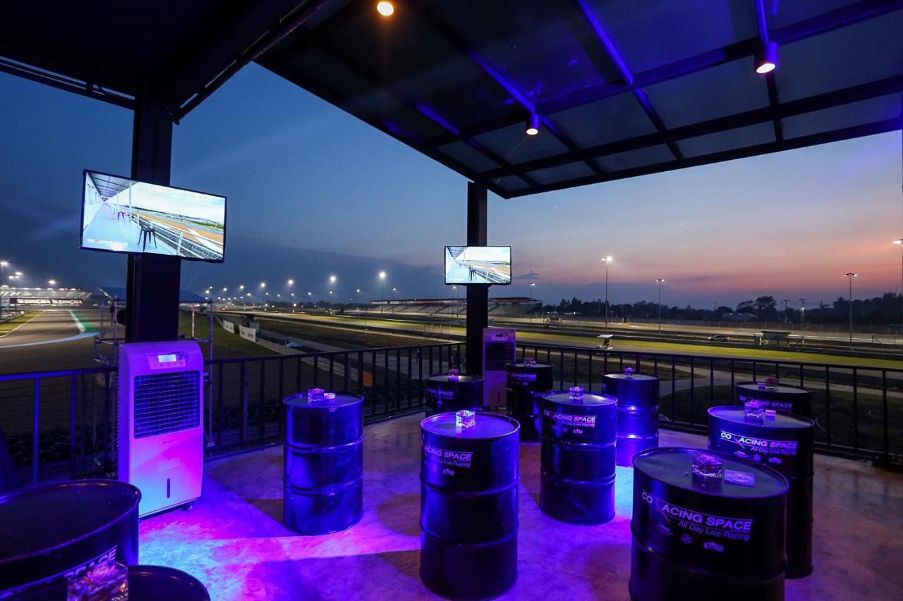 Bric Box Hotel Buriram Bagian luar foto